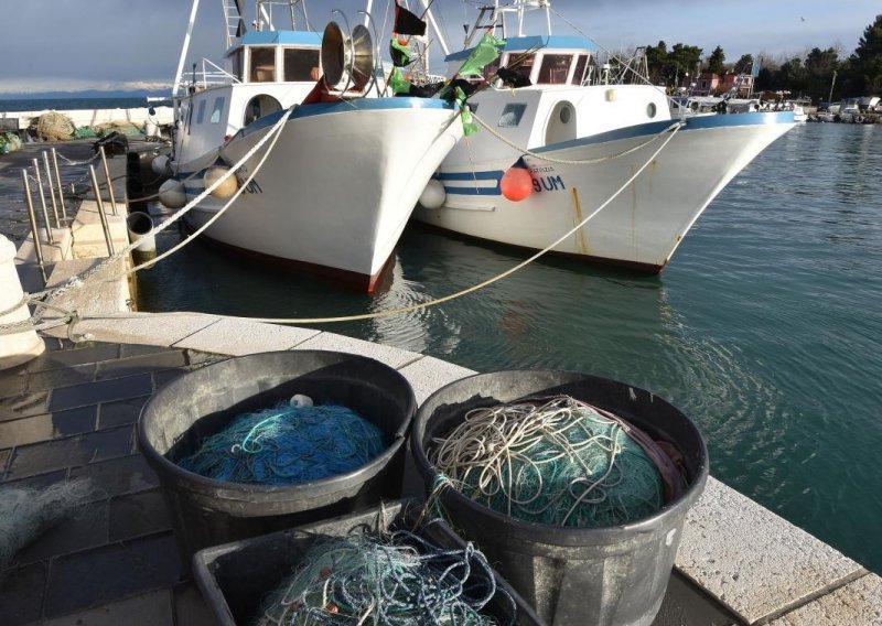 Slovenska policija poslala kazne hrvatskim ribarima jer su ribarili u 'slovenskom moru'