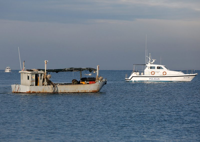 Hrvatski ribari u pratnji policije iz 'slovenskog' su se mora vratili punih mreža
