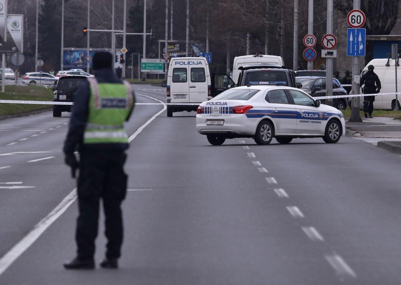 Automobil s kamp kućicom izletio na A3 kod Novske