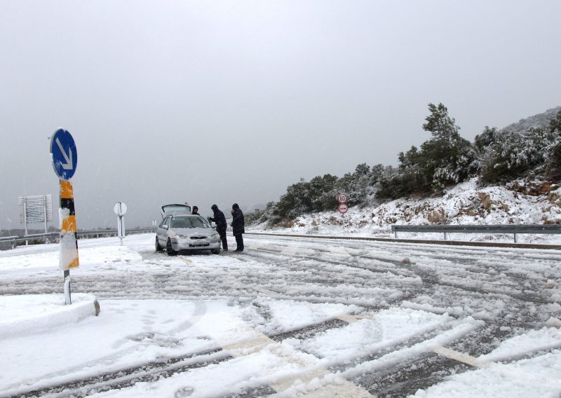 Orkanski vjetar, snježna vijavica i zapusi prekinuli promet prema Jadranu