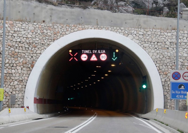 U tunelu Sveti Ilija planuo autobus, obustavljen promet u oba smjera!