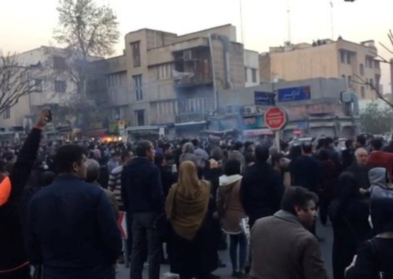 Treći dan prorežimskih prosvjeda u Iranu