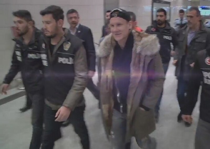 Vida stigao u Istanbul, na aerodromu su ga, uz više od 1000 navijača, dočekali i - policajci