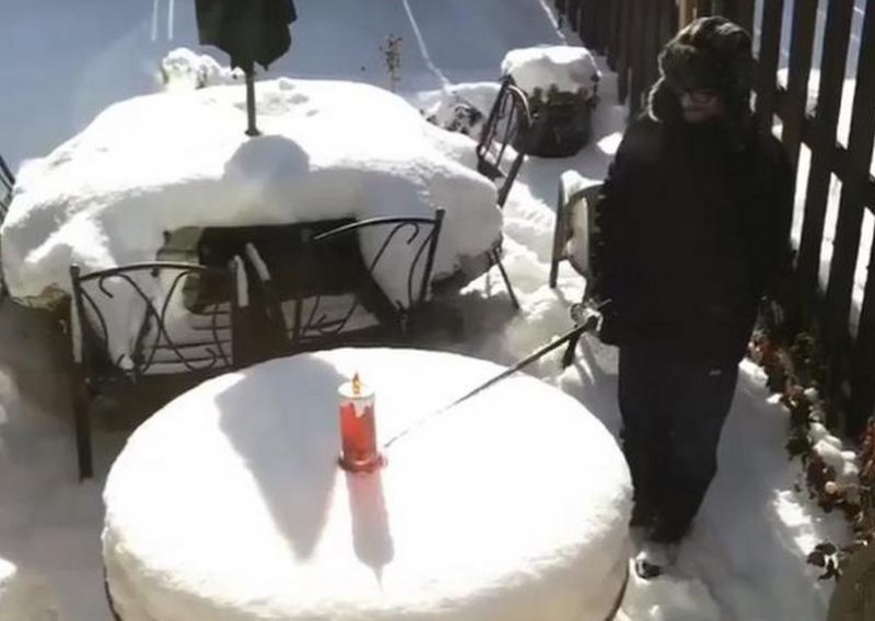 Duhoviti kanadski tata uživa u snijegu