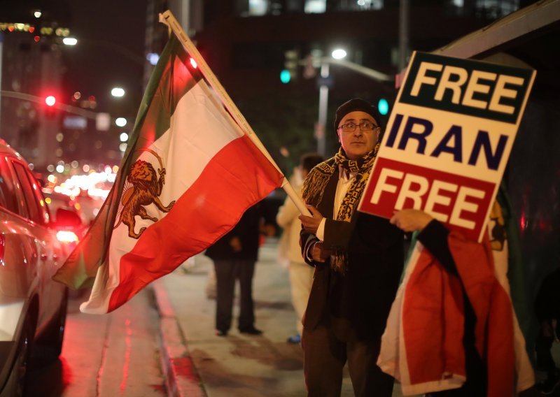 Irancima puna kapa konzervativaca, reformista i ajatolaha, prizivaju i povratak šaha