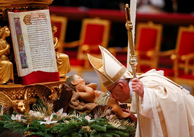 Papa krstio 36 beba i poručio majkama da ih mogu slobodno dojiti
