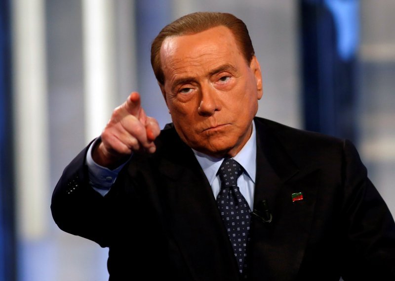 Berlusconi kaže da je 'prirodno da su žene zadovoljne kada im udvaraju'
