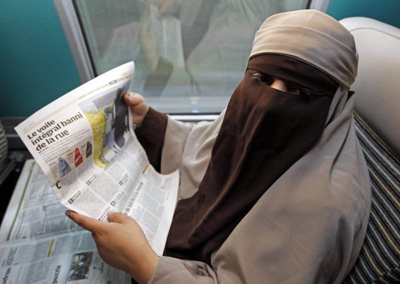 Iran osudio zabranu burke i nikaba u Francuskoj