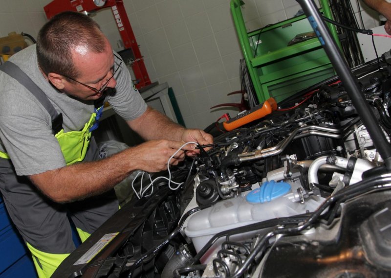 Što boja ispušnih plinova govori o stanju vašeg automobila