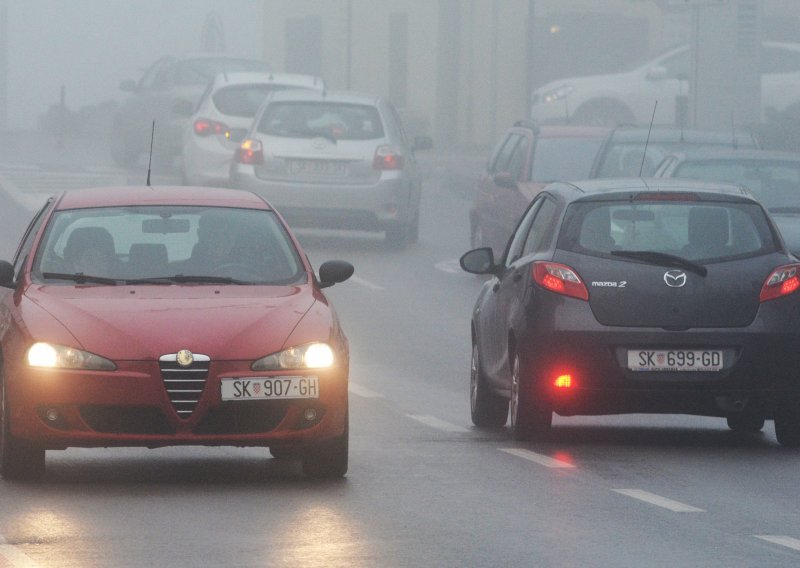 Magla smanjuje vidljivost na cestama, u prekidu neke brodske linije