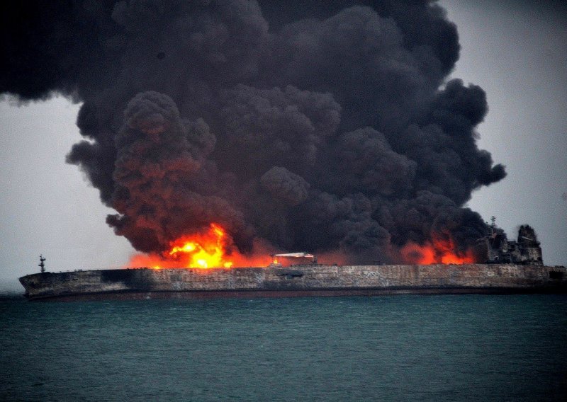 Ekološka katastrofa: Razlila se nafta iz tankera koji je eksplodirao