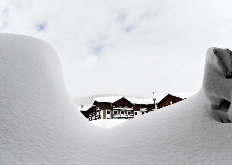 Počela zračna evakuacija turista blokiranih u švicarskim Alpama