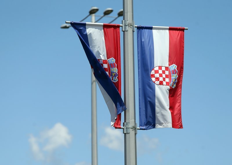 Zapaljena hrvatska zastava postavljena kod spomenika HVO-a u Bosni