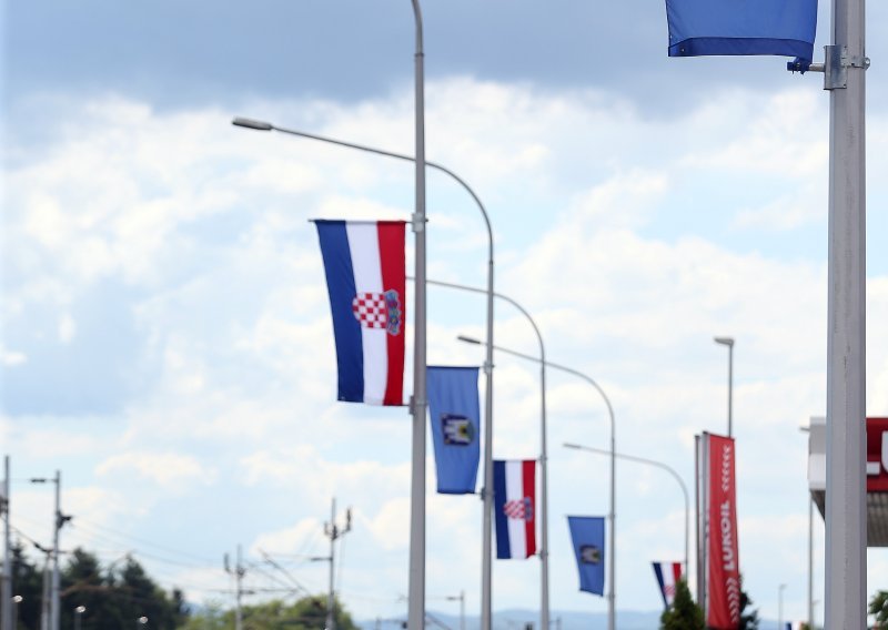 Bandić postavio zastave ispred sjedišta TV kuća i zato izdvojio 371 tisuću kuna