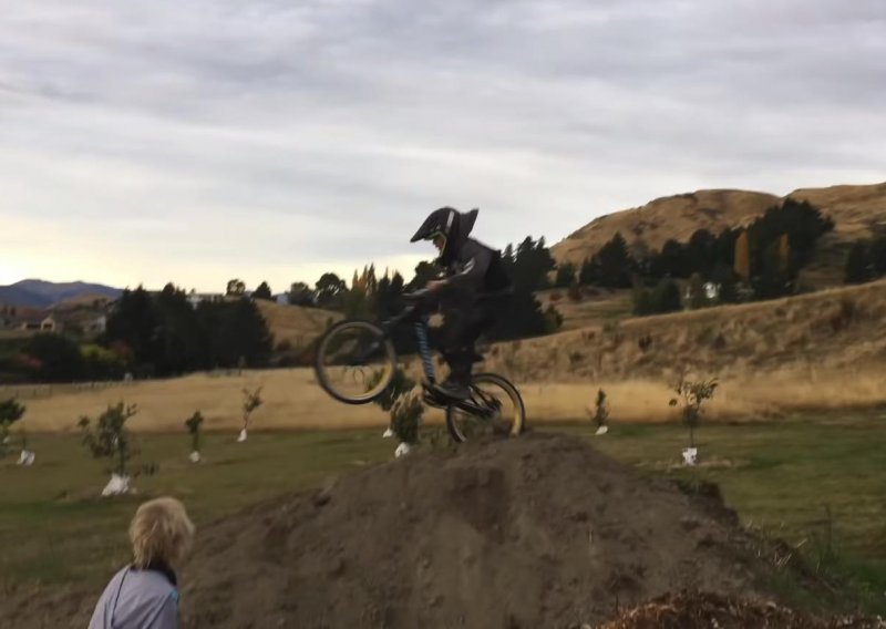 Uporni osmogodišnjak uspio napraviti salto unatrag na biciklu