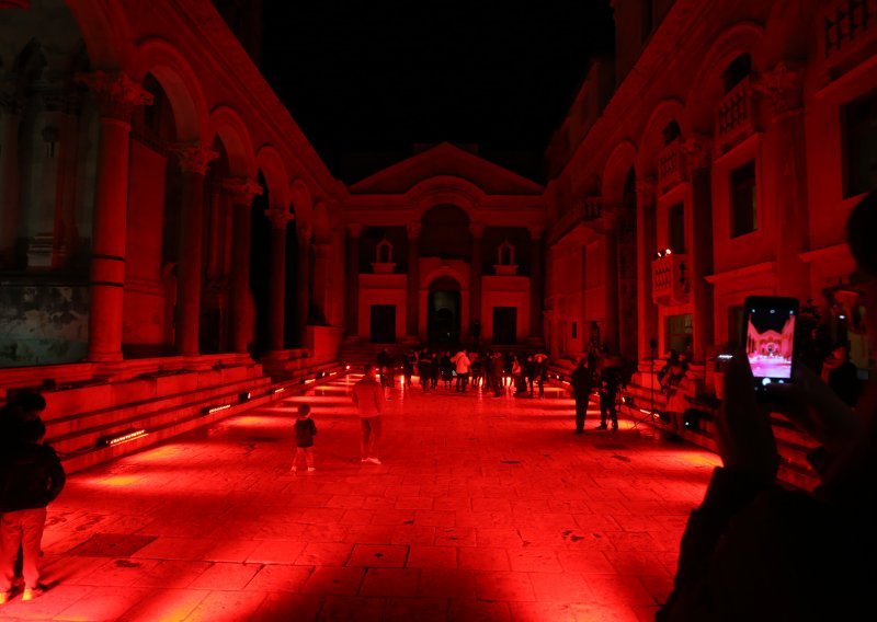 Spektakularni prizori iz Splita: Započelo obilježavanje Crvenog Peristila