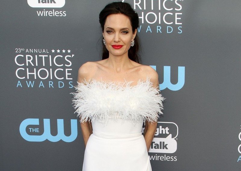 Angelina Jolie utjelovljenje je elegancije u bijelom