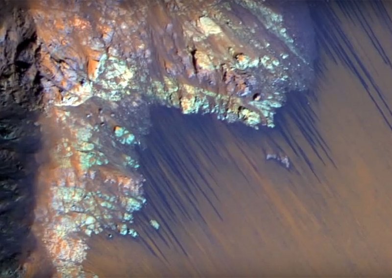 NASA: Tekuća voda na Marsu, život vrlo vjerojatan!