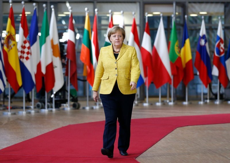 Merkel poručila kako EU prema Rusiji nastupa jedinstveno, ali mora održati dijalog
