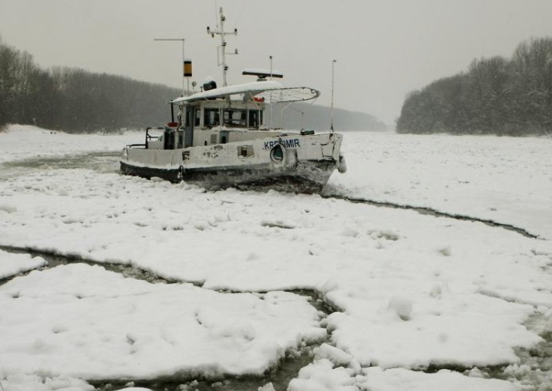 Zaleđena Sava kod Slavonskoga Broda