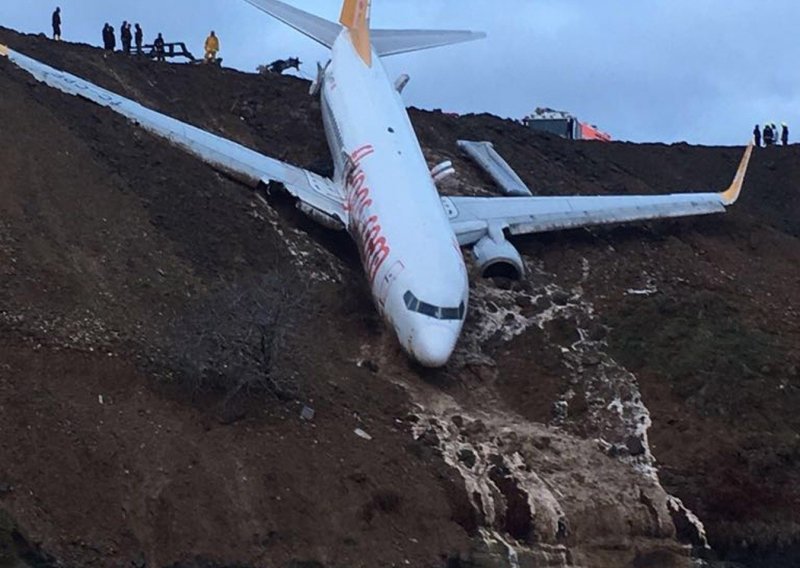 [VIDEO] Pogledajte prve snimke iz unutrašnjosti aviona koji je skliznuo s piste