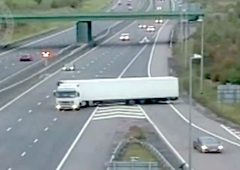 Pogledajte nepropisno polukružno okretanje kamionom na autocesti