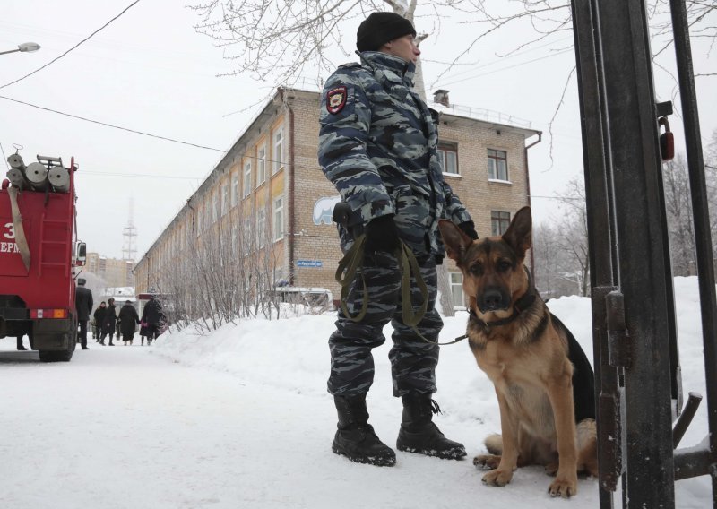 U tučnjavi dvojice ruskih učenika nožem ranjeno 15 osoba