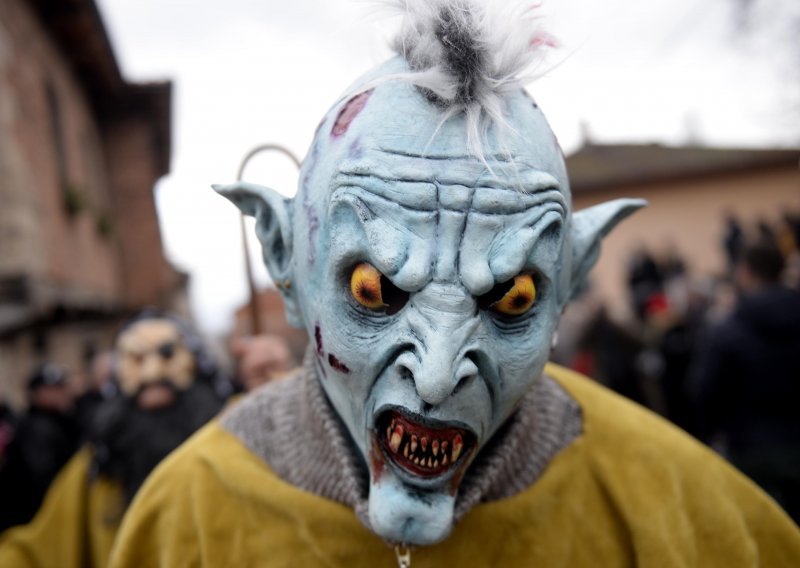 Pogledajte jezive, šašave i satirične maske s najstarijeg karnevala u Europi