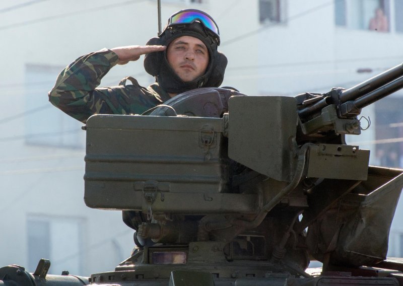 [VIDEO] Ruski vojnik pokušao podgrijati ručak pa uništio oklopno vozilo