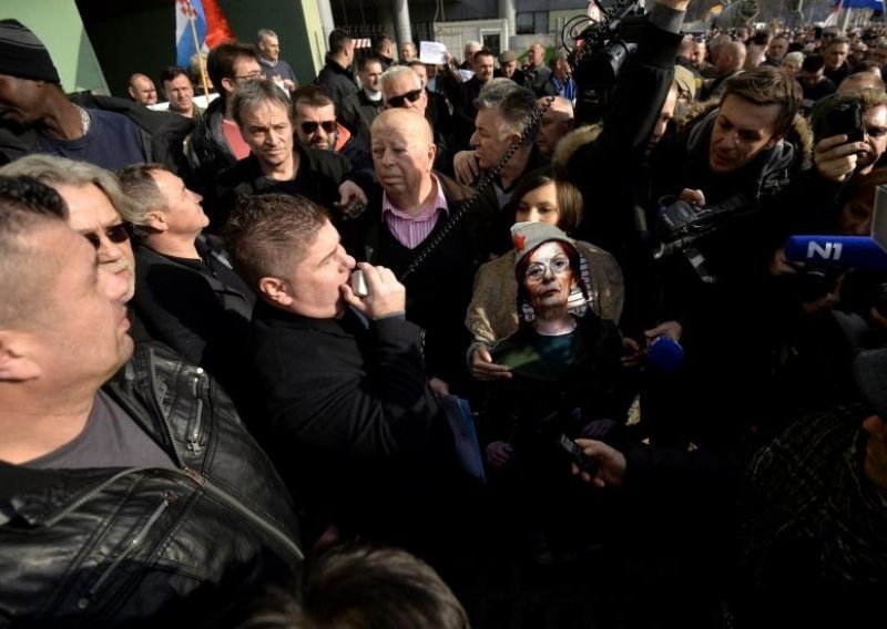 Prosvjednici vikali 'Za dom spremni' te vrijeđali Mirjanu Rakić i Gorana Radmana