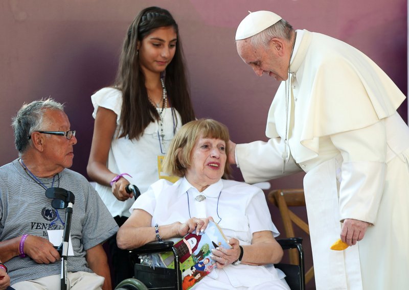 Papa se susreo sa žrtvama spolnog zlostavljanja i oštro raspalio po Crkvi: Oholi ste!