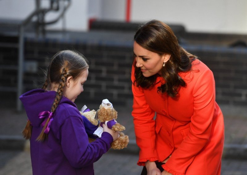 Zašto je Kate Middleton izašla bez zaručničkog prstena