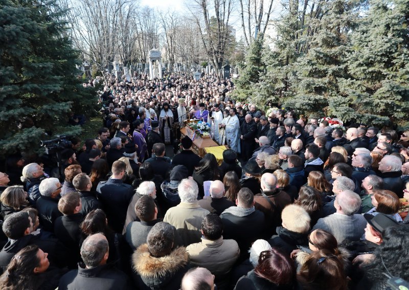 Tisuće ljudi na sprovodu ubijenog vođe kosovskih Srba u Beogradu