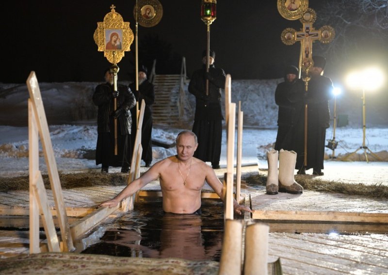 [VIDEO] Putin potvrdio mačo imidž: Polugol se okupao u ledenom jezeru na minus 6 stupnjeva