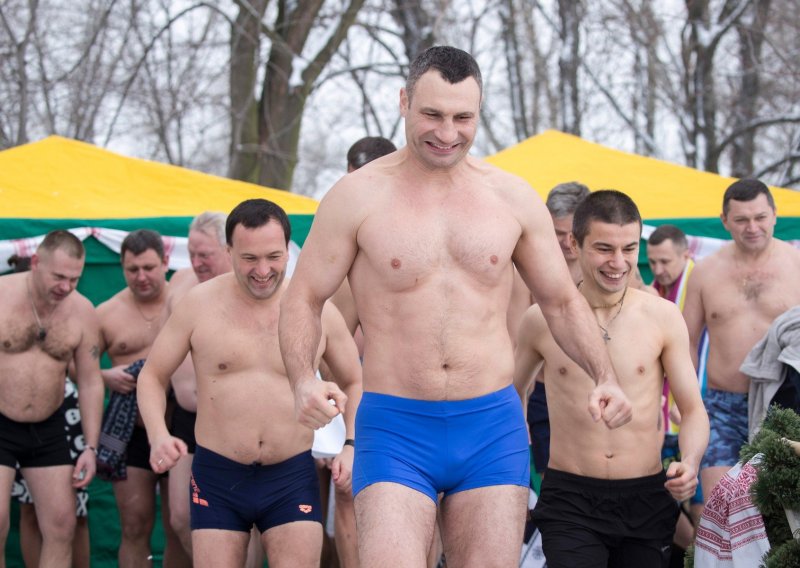 Smrznut ćete se: Pogledajte kako se pravoslavni vjernici kupaju u ledenoj vodi na -40