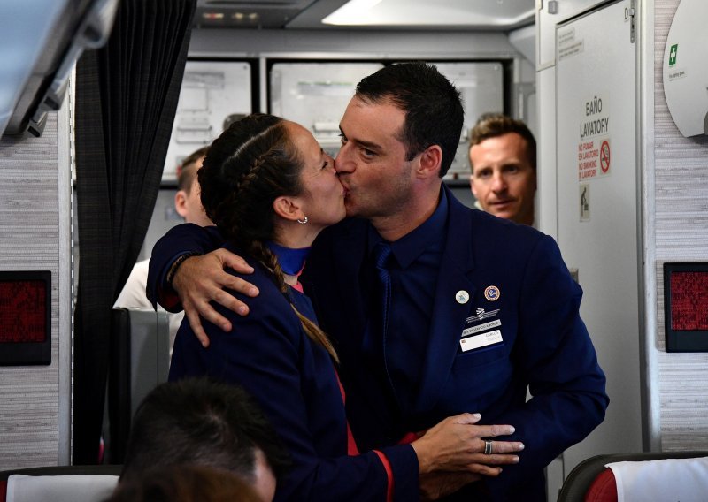 [VIDEO] Pogledajte kako je Papa vjenčao stjuardesu i stjuarda tijekom leta u Čileu