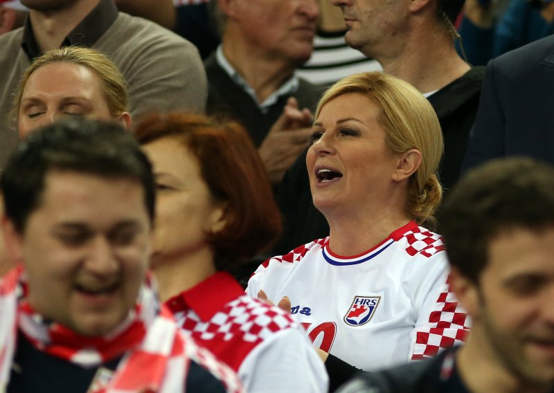 Stigla na tribine: Pogledajte kako je predsjednica Kolinda bodrila hrvatske rukometaše