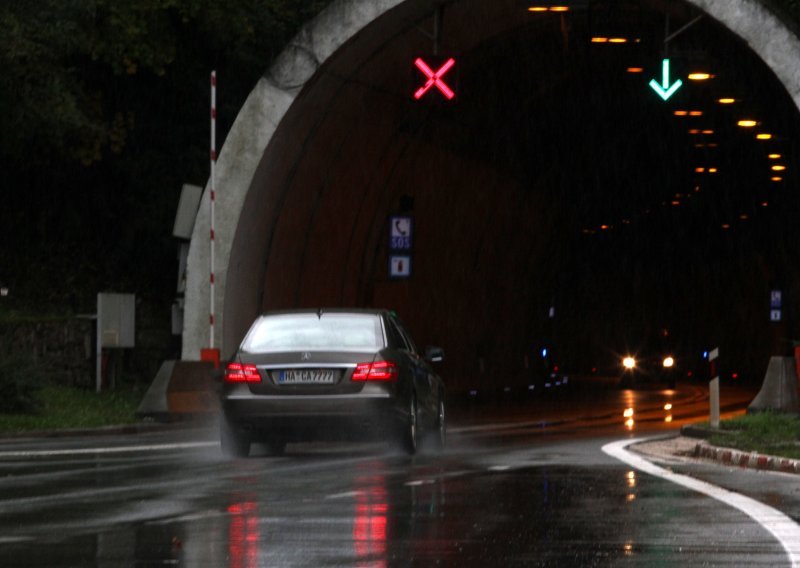 U tunelu Učka pao dio ventilacijskog sustava i prouzročio prometnu nesreću