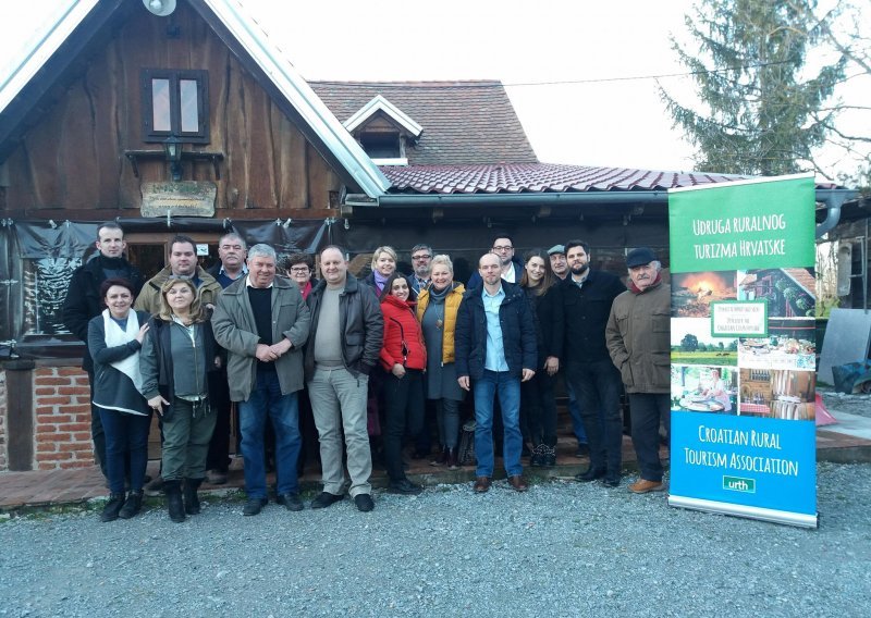 'Što se čeka s manjim nametima za turizam i CRO karticama?'