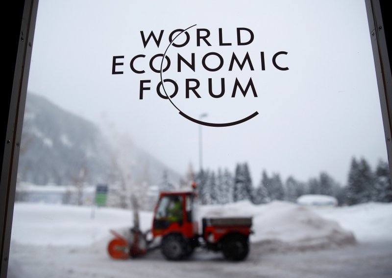 Davos u znaku snijega i Papine poruke o 'odgovornosti' i produbljenja jaza