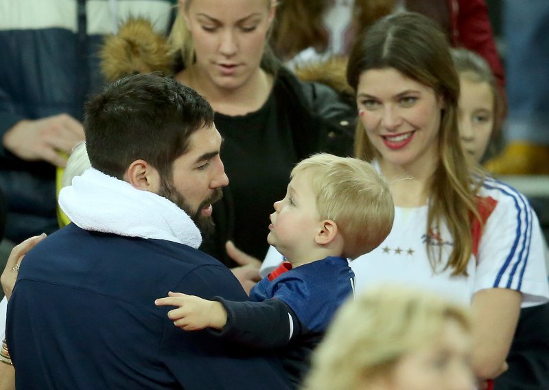 Nikola Karabatić nakon pobjede pohrlio u zagrljaj sinu Aleku