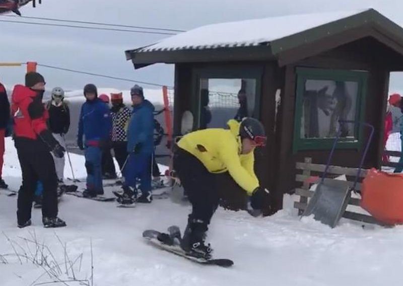 Urnebes: Ono kad ti prijatelji prvi put idu bordati...