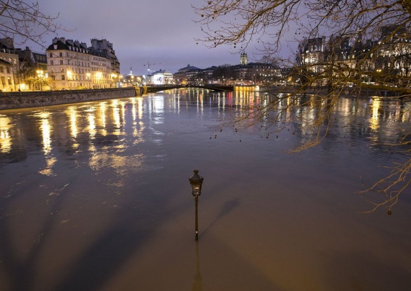 Pogledajte kako nabujala Seine prijeti Parizu