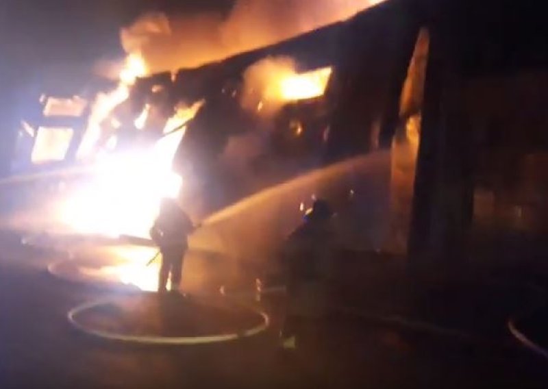 Veliki požar izbio u tvrtki za proizvodnju konca u Oroslavju