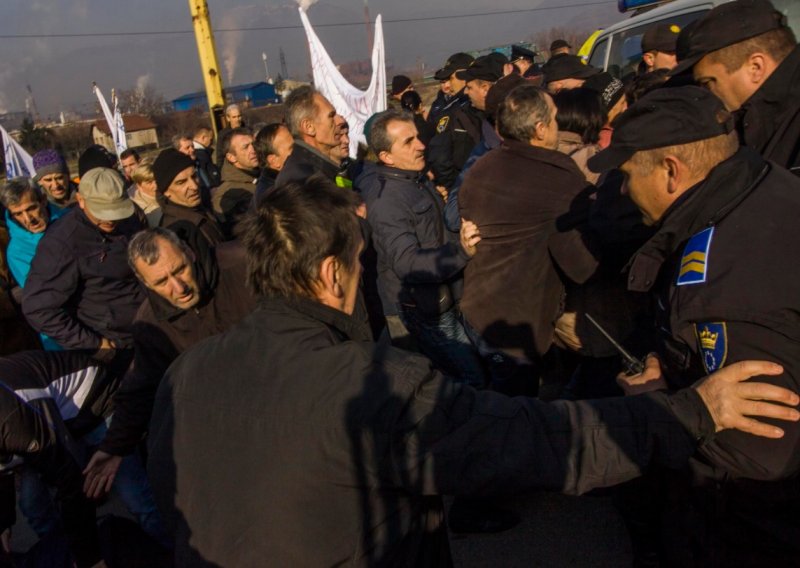 Sukob radnika Željezare Zenica i policije, više ozlijeđenih
