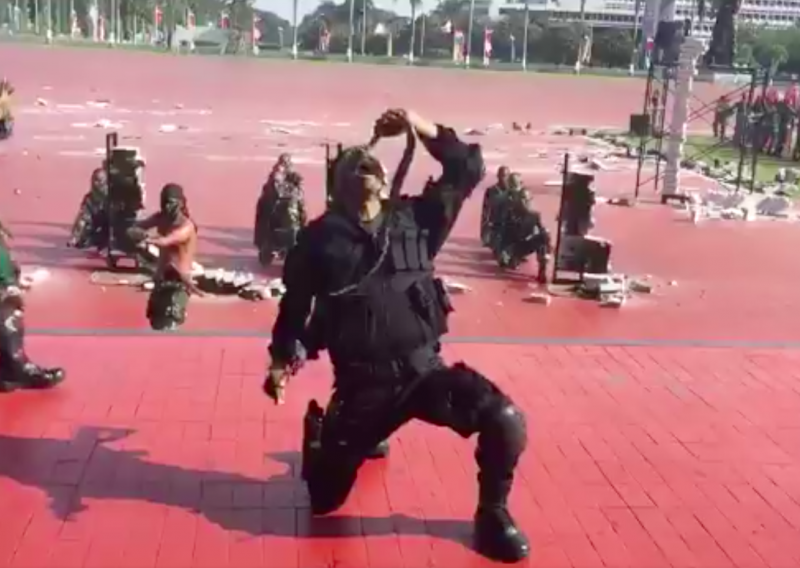 [VIDEO] Indonežanski specijalci vježbali s kobrama, jedna umalo  ugrizla ministra obrane