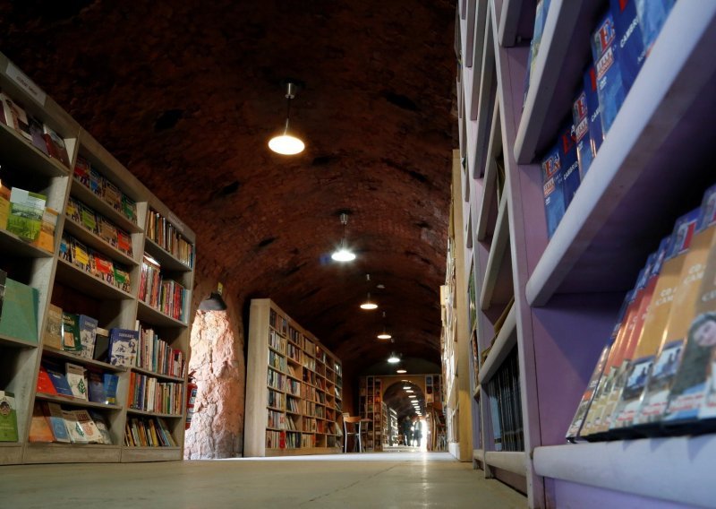 Radnici gradske čistoće u Ankari otvorili knjižnicu sastavljenu od knjiga iz otpada