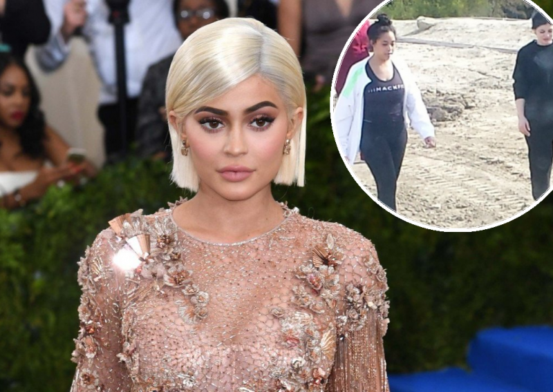 Kylie Jenner napokon se pojavila u javnosti: Svi se pitaju gdje je trudnički trbuh