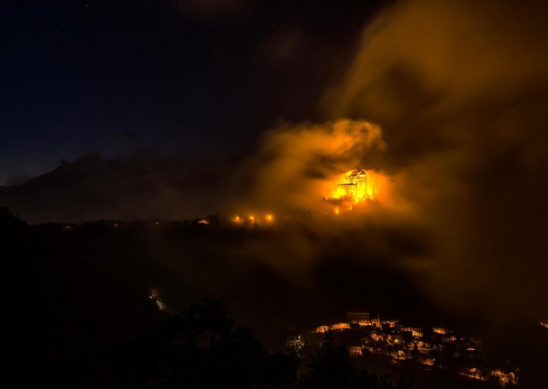 Gorio benediktinski samostan iz 'Imena ruže' baš kao i u romanu