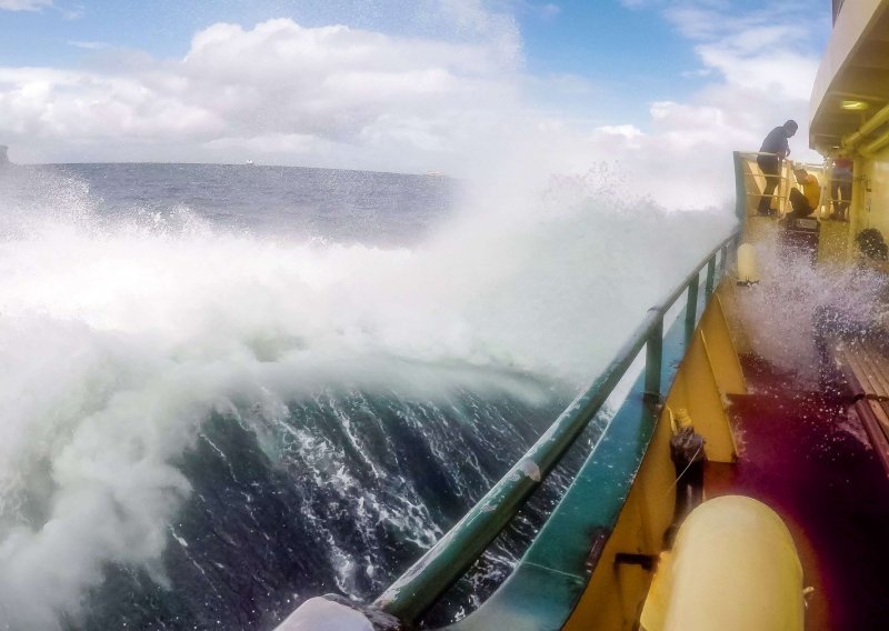 Trajekt s 50 ljudi nestao na Tihom oceanu